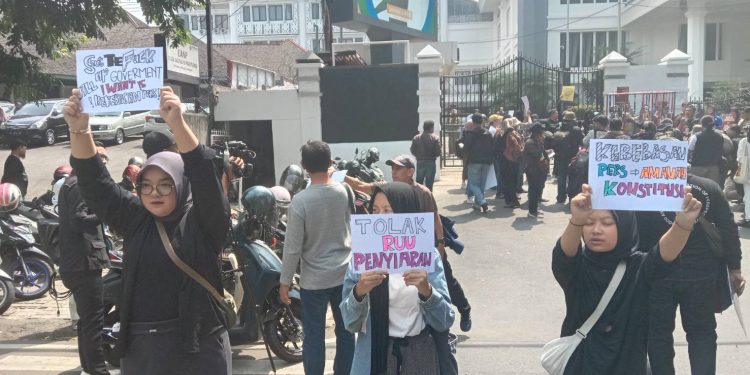 Jurnalis Bandung Gelar Aksi: RUU Penyiaran Bisa Menyerang Siapa Saja!