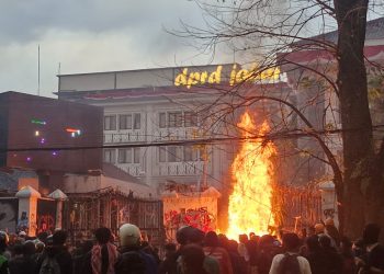 Aksi di Gedung DPRD Bandung Ramai oleh Ojol dan Mahasiswa, Jam 3 Sudah Ditembaki Gas Air Mata!