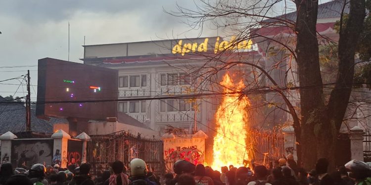 Aksi di Gedung DPRD Bandung Ramai oleh Ojol dan Mahasiswa, Jam 3 Sudah Ditembaki Gas Air Mata!