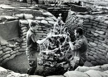 7 o’clock news/ silent night – Simon and Garfunkel: Ketika gagasan perdamaian abadi berbenturan dengan kengerian politik yang mengerikan.