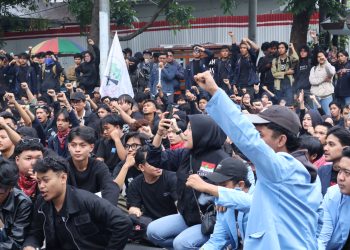 Aksi Massa ‘Indonesia Disaster’ Hari Ke-2 : Orasi dihalang Kembang Api