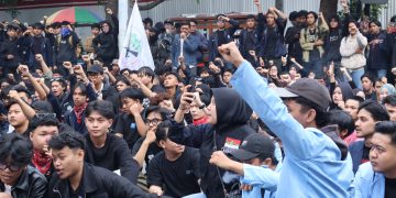 Aksi Massa ‘Indonesia Disaster’ Hari Ke-2 : Orasi dihalang Kembang Api