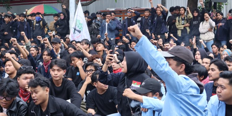Aksi Massa ‘Indonesia Disaster’ Hari Ke-2 : Orasi dihalang Kembang Api